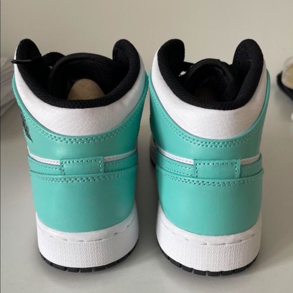 BRAND NEW jordan 1s mid gs tropical twist
size 6y US/women’s 7.5
never worn !! - Picture 3 of 4